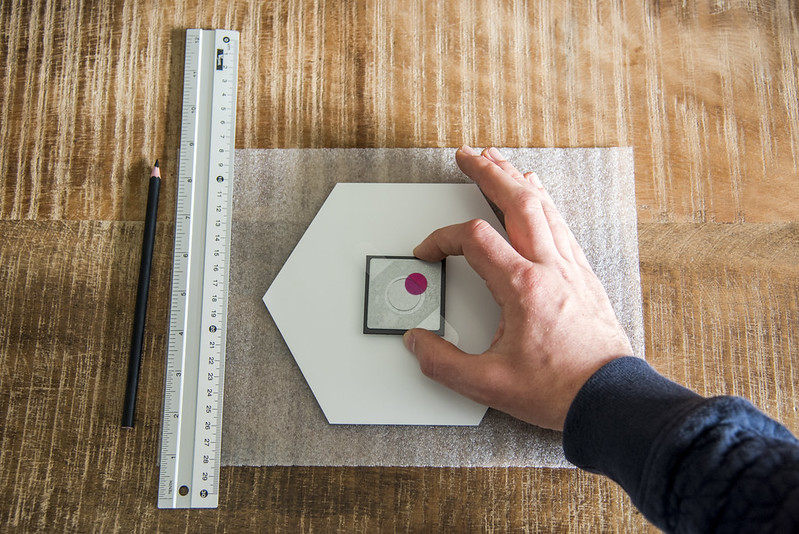 Plak de magneet op je hexagon