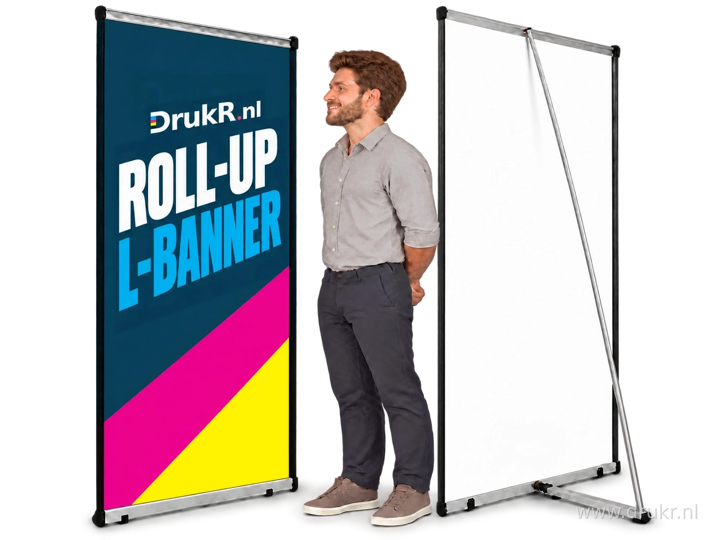 Voor- en achterkant van dezelfde L-banner met een persoon ertussen, ROLL-UP L-BANNER-opdruk links en steunpoot rechts
