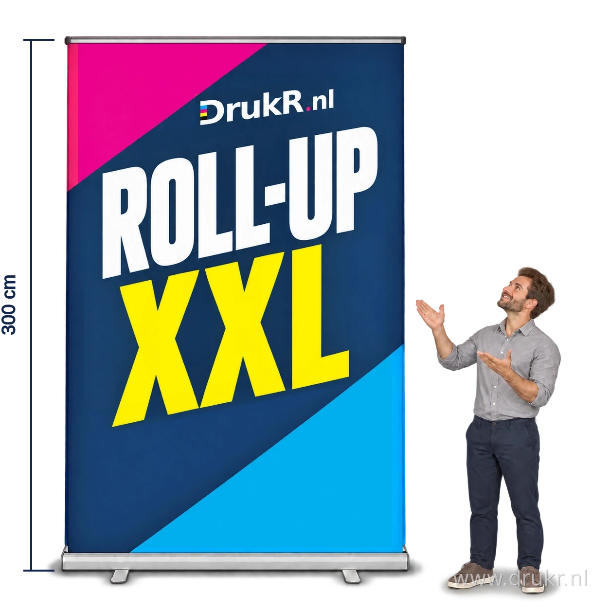 XXL roll-up banner van 200 bij 300 cm met ROLL-UP XXL-opdruk en een persoon die omhoog kijkt en met beide handen de hoogte benadrukt