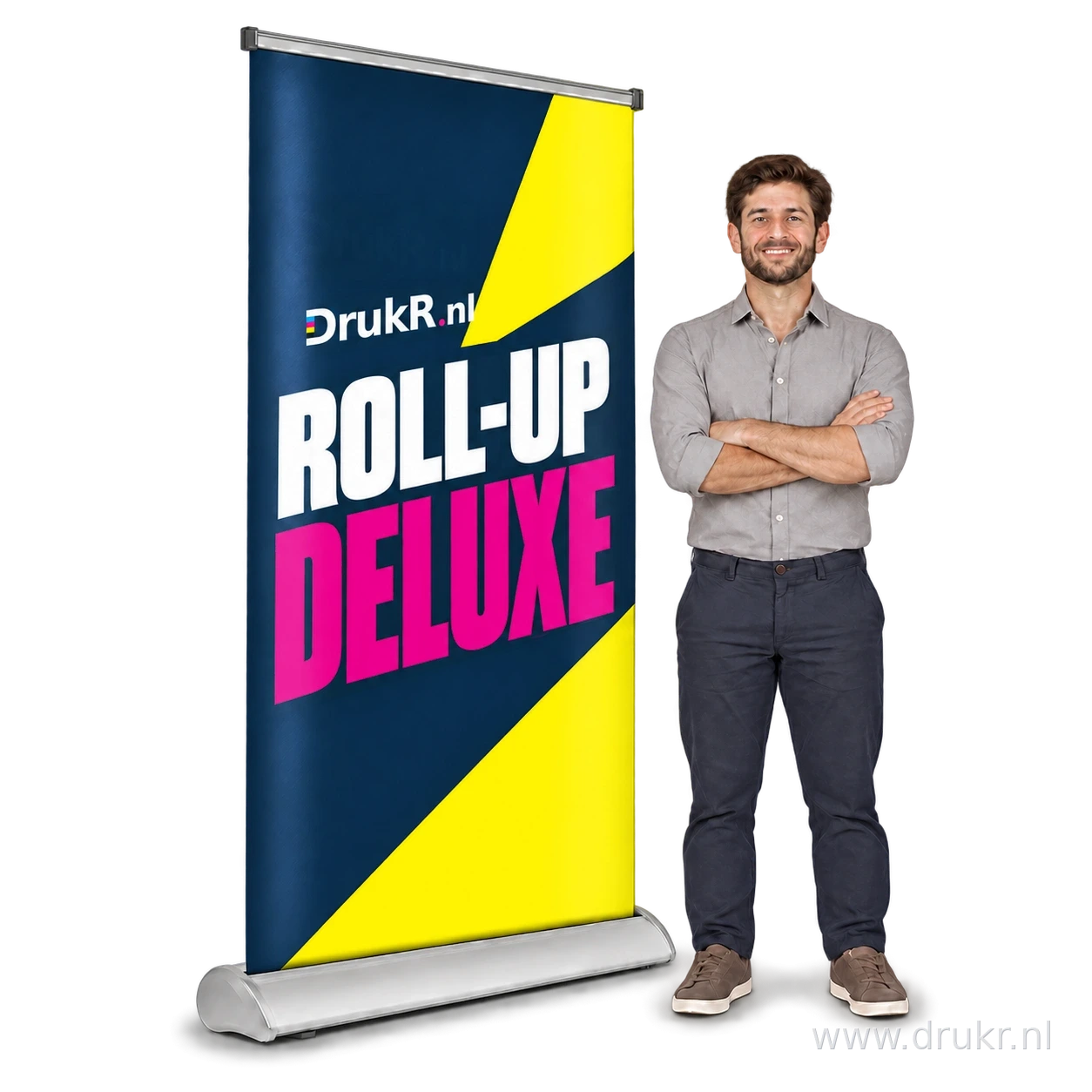 Deluxe roll-up banner met brede cassette zonder uitstekende voeten, ROLL-UP DELUXE-opdruk en een persoon ernaast