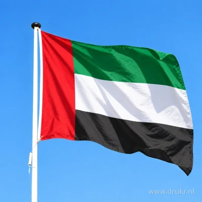 Vlag van de Verenigde Arabische Emiraten wapperend aan een verticale witte mast