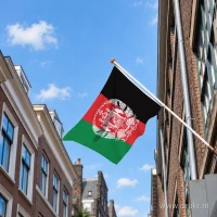 Afghaanse vlag aan een gevelstok