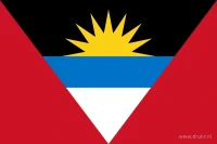 De vlag van Antigua en Barbuda heeft rode zijvlakken met daartussen een V-vormig ontwerp in zwart, blauw en wit. Op het zwarte veld staat een gele opkomende zon.