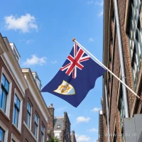 Vlag van Anguilla aan een gevelstok