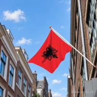 Albanese vlag aan een gevelstok