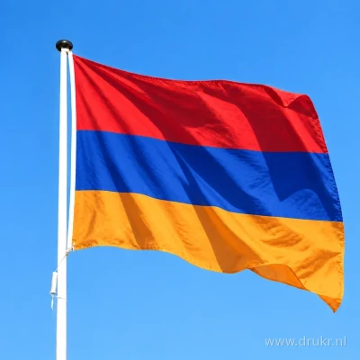 Armeense vlag wapperend aan een verticale witte mast