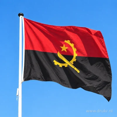 Angolese vlag wapperend aan een verticale witte mast