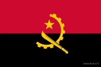 De Angolese vlag heeft twee even hoge horizontale banen: rood boven en zwart onder. Midden op het doek staat een geel embleem met een deel van een tandwiel, een kapmes en een vijfpuntige ster.