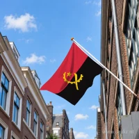 Angolese vlag aan een gevelstok