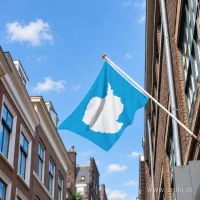 Vlag van Antarctica aan een gevelstok