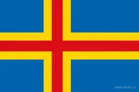 Een blauw veld met een geel Scandinavisch kruis en een smaller rood kruis daarbinnen.