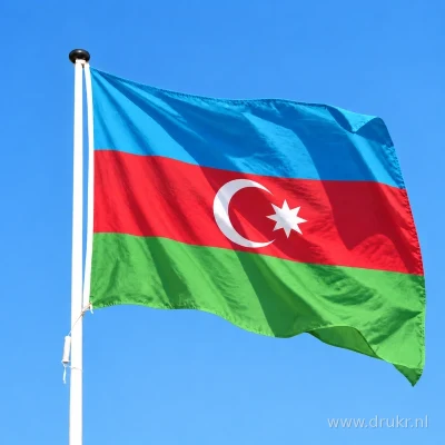 Azerbeidzjaanse vlag wapperend aan een verticale witte mast