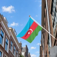 Azerbeidzjaanse vlag aan een gevelstok