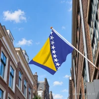 Bosnische vlag aan een gevelstok