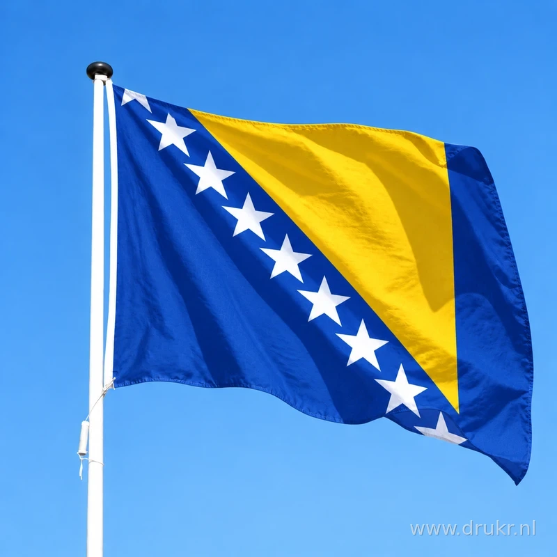 Bosnische vlag wapperend aan een verticale witte mast