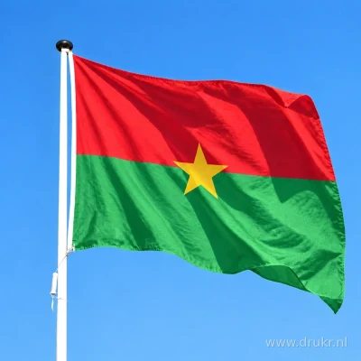 Vlag van Burkina Faso wapperend aan een verticale witte mast