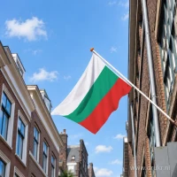 Bulgaarse vlag aan een gevelstok