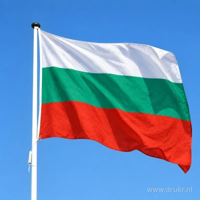 Bulgaarse vlag wapperend aan een verticale witte mast