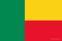 De vlag van Benin heeft een groene verticale baan aan de hijszijde. Aan de vrije zijde staat geel boven en rood onder.
