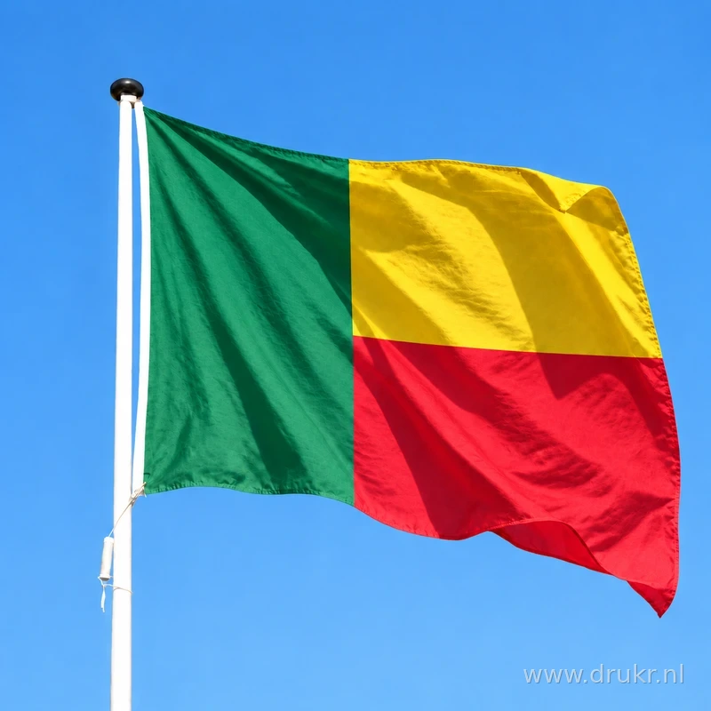 Vlag van Benin wapperend aan een verticale witte mast