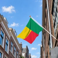 Vlag van Benin aan een gevelstok