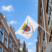 Vlag van Saint-Barthélemy aan een gevelstok