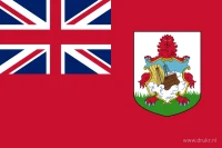 Een rood veld met de Union Jack linksboven en een wit schild met een rode leeuw en scheepsmotief aan de vrije zijde.