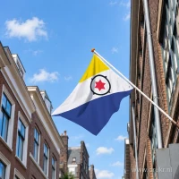 Vlag van Bonaire aan een gevelstok