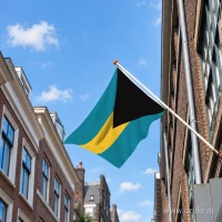Bahamaanse vlag aan een gevelstok