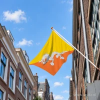 Bhutaanse vlag aan een gevelstok