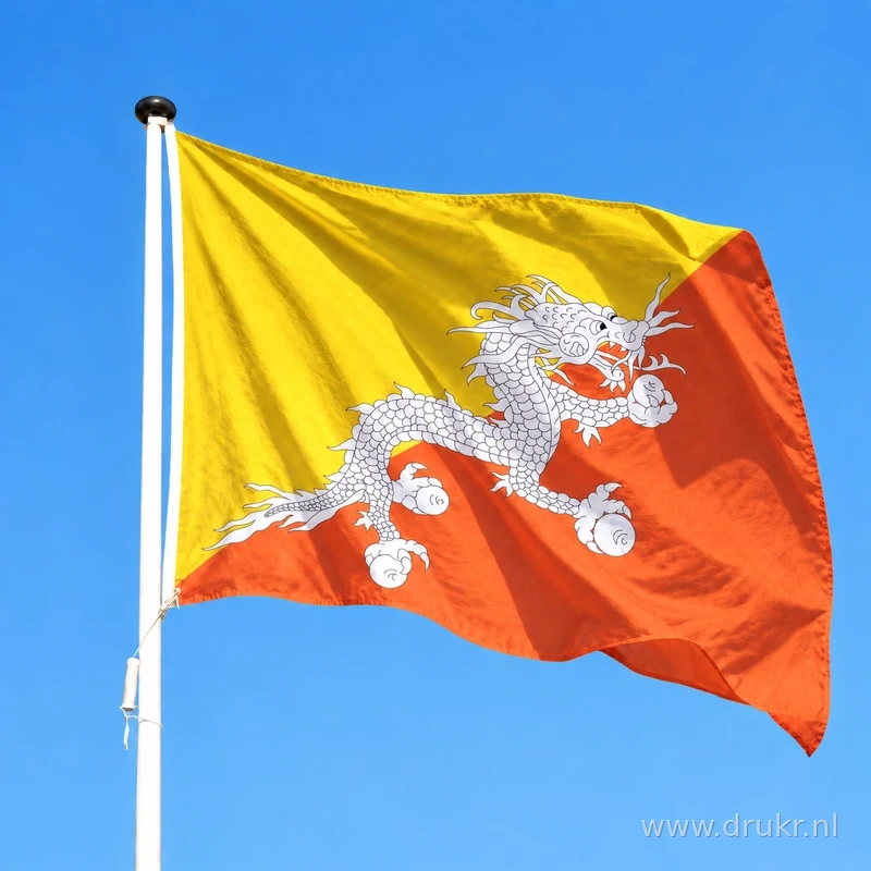 Bhutaanse vlag wapperend aan een verticale witte mast