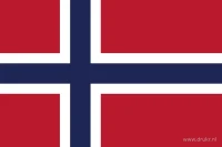 Een rood veld met een donkerblauw Scandinavisch kruis binnen een witte rand: de Noorse vlaguitvoering.