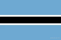 De Botswaanse vlag heeft een lichtblauw veld met een zwarte horizontale middenbaan. Aan weerszijden van de zwarte baan staat een smalle witte baan.
