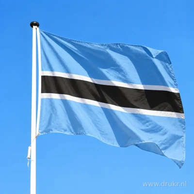 Botswaanse vlag wapperend aan een verticale witte mast
