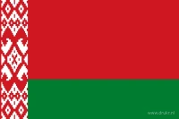 De Belarussische vlag heeft een brede rode bovenbaan, een smallere groene onderbaan en een rood-wit ornament langs de hijszijde.