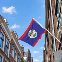 Belizaanse vlag aan een gevelstok