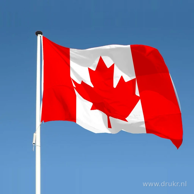Canadese vlag wapperend aan een verticale witte mast