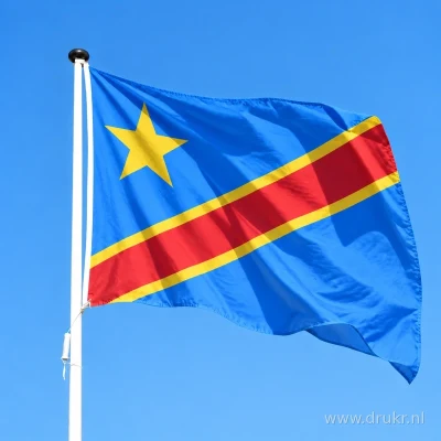 Vlag van Congo-Kinshasa wapperend aan een verticale witte mast
