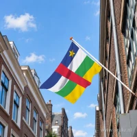 Centraal-Afrikaanse vlag aan een gevelstok