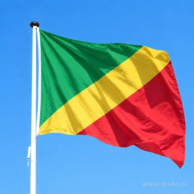 Vlag van Congo-Brazzaville wapperend aan een verticale witte mast