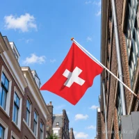 Zwitserse vlag aan een gevelstok