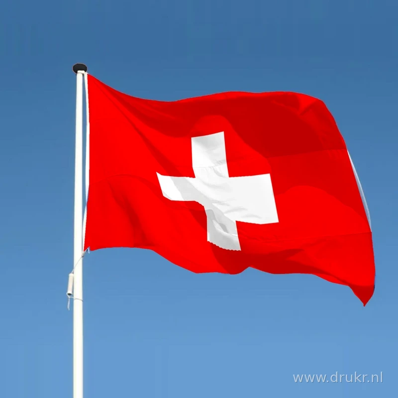 Zwitserse vlag wapperend aan een verticale witte mast