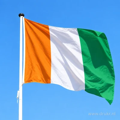 Ivoriaanse vlag wapperend aan een verticale witte mast