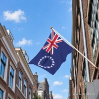 Vlag van Cookeilanden aan een gevelstok