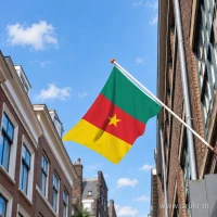 Kameroense vlag aan een gevelstok