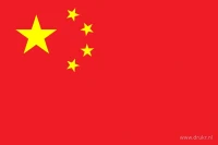 De Chinese vlag heeft een rood veld met vijf gele sterren linksboven: één grote ster en vier kleinere sterren in een boog rechts daarvan.