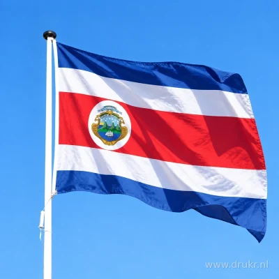 Costa Ricaanse vlag wapperend aan een verticale witte mast