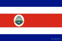 De Costa Ricaanse vlag heeft vijf horizontale banen: blauw, wit, rood, wit en blauw. In de rode baan staat het nationale wapen aan de hijszijde.