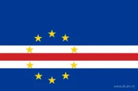 De Kaapverdische vlag heeft een blauw veld met drie smalle horizontale banen: wit, rood en wit. Tien gele vijfpuntige sterren staan in een cirkel aan de hijszijde van het midden.