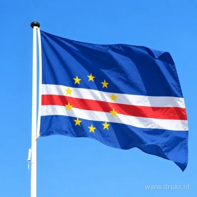 Kaapverdische vlag wapperend aan een verticale witte mast